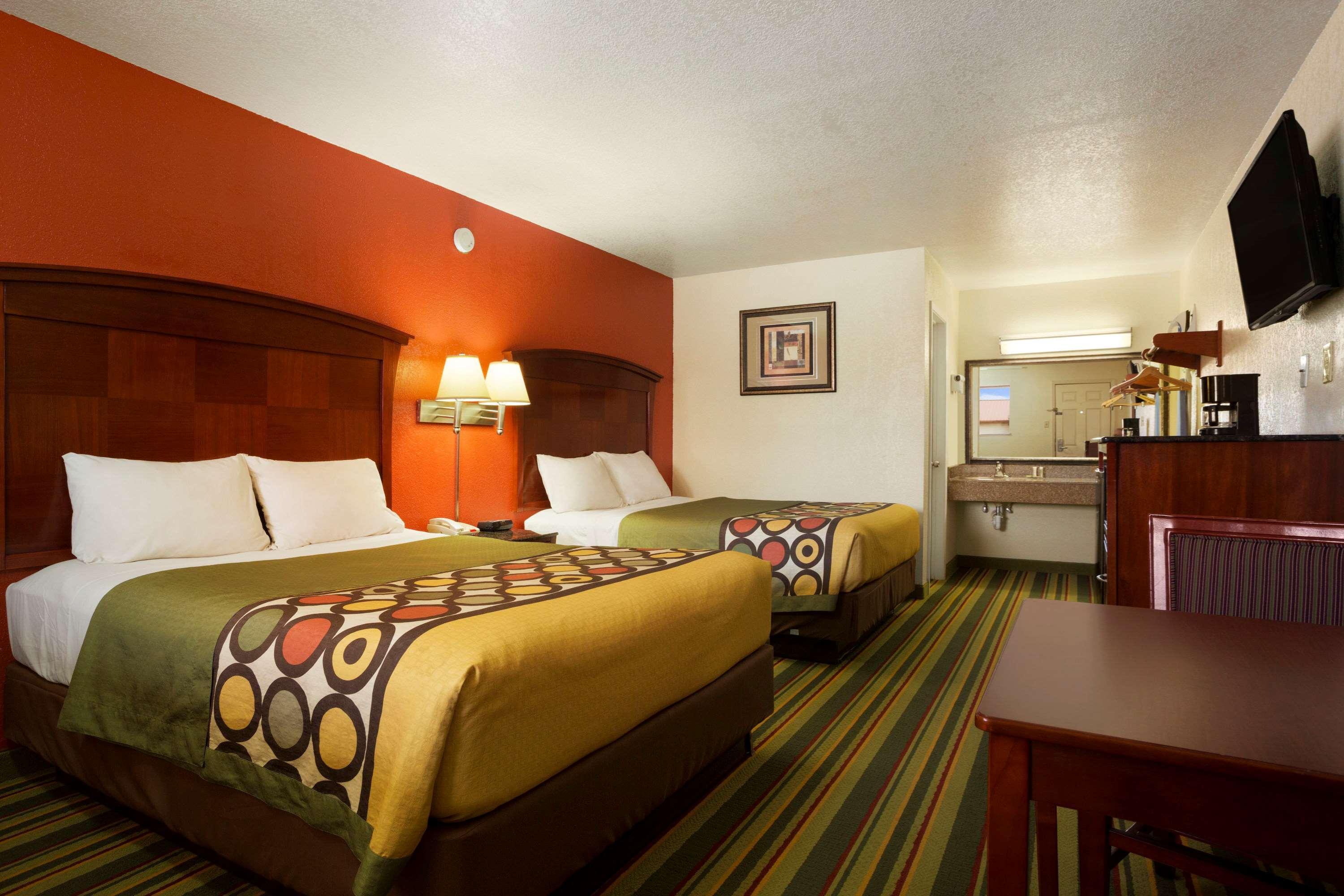 Super 8 By Wyndham Pleasanton Motel Eksteriør bilde