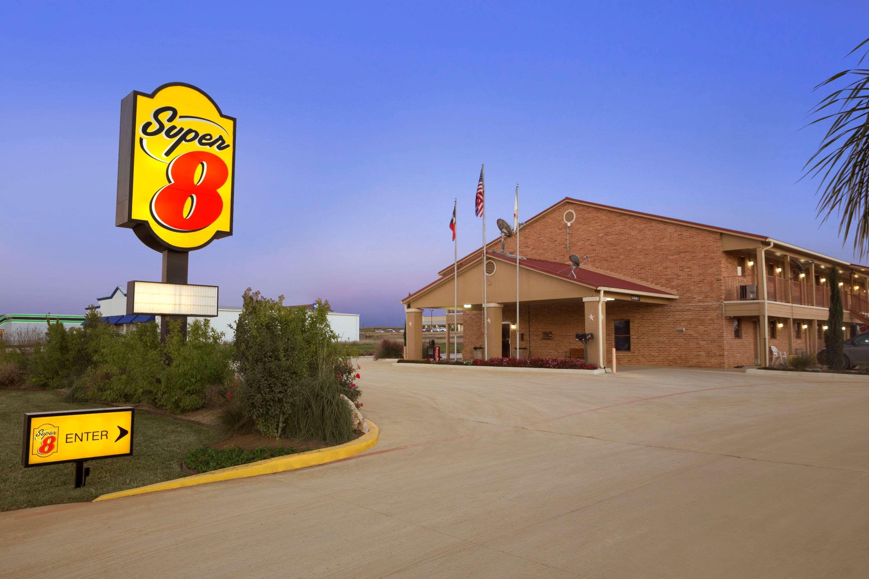 Super 8 By Wyndham Pleasanton Motel Eksteriør bilde