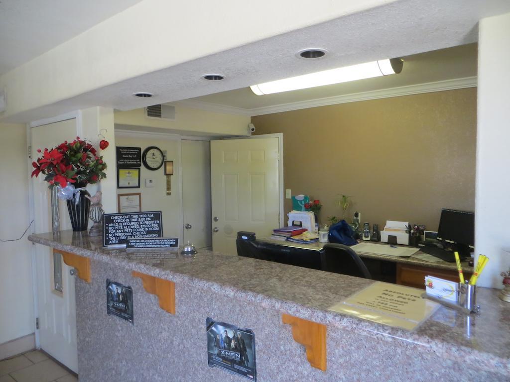 Super 8 By Wyndham Pleasanton Motel Eksteriør bilde
