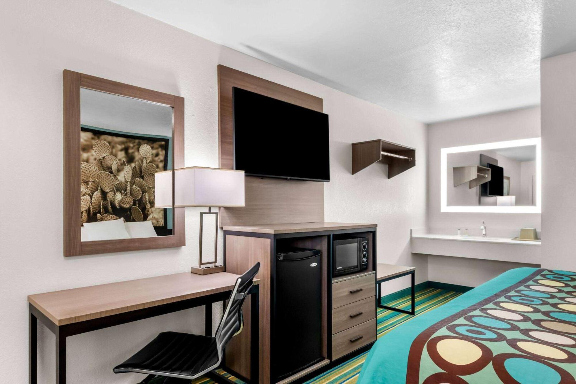 Super 8 By Wyndham Pleasanton Motel Eksteriør bilde
