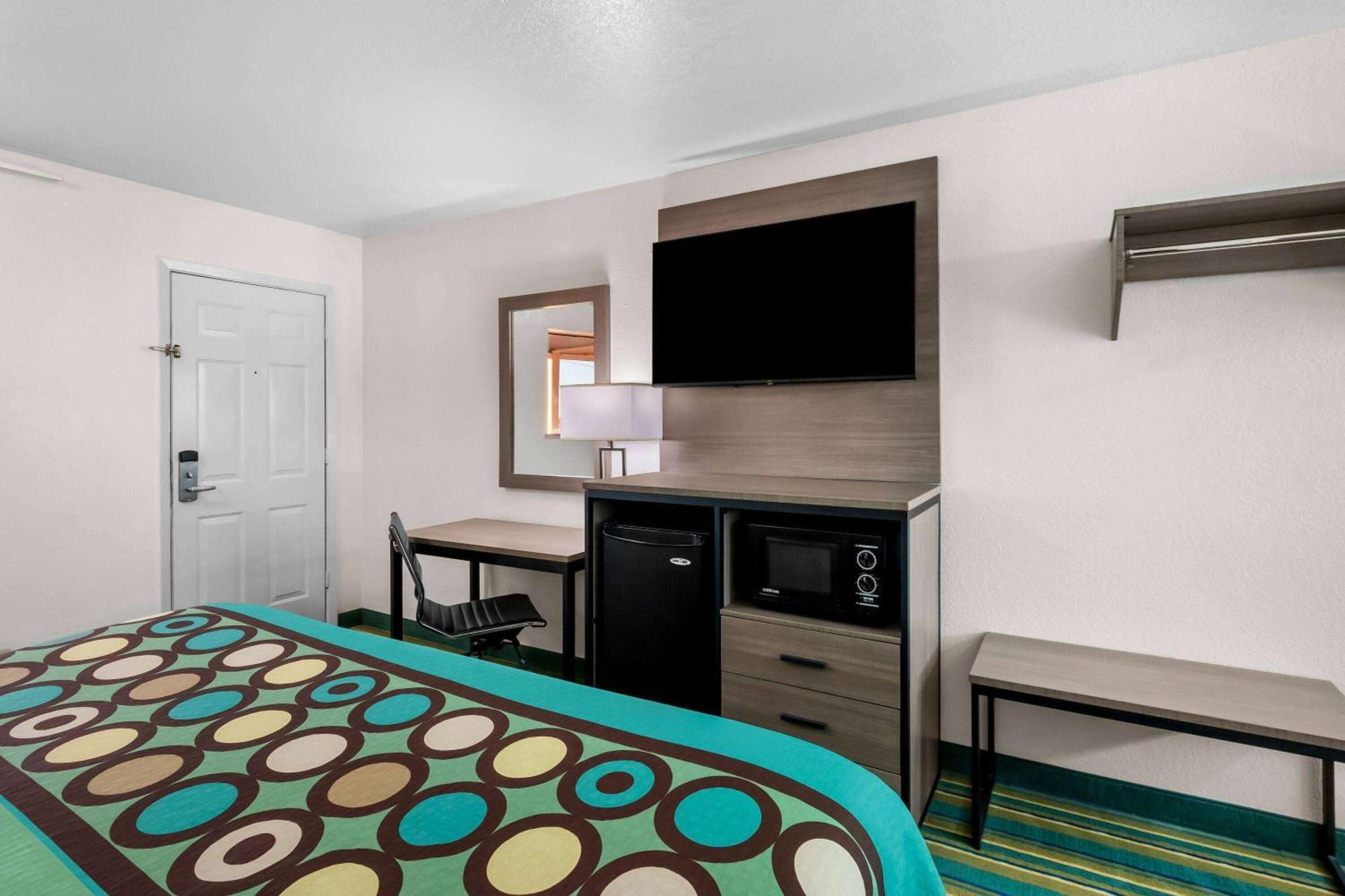 Super 8 By Wyndham Pleasanton Motel Eksteriør bilde