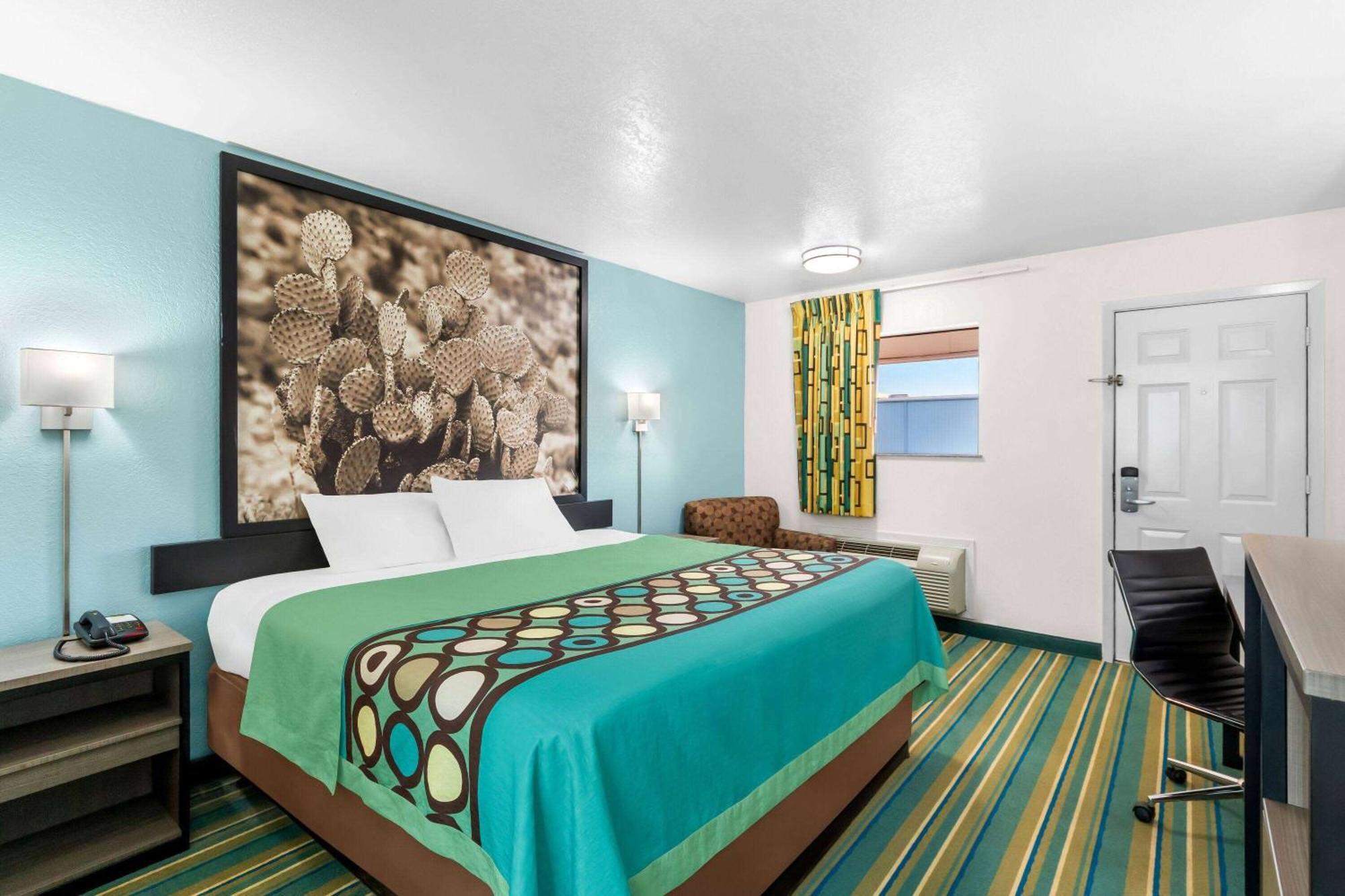 Super 8 By Wyndham Pleasanton Motel Eksteriør bilde