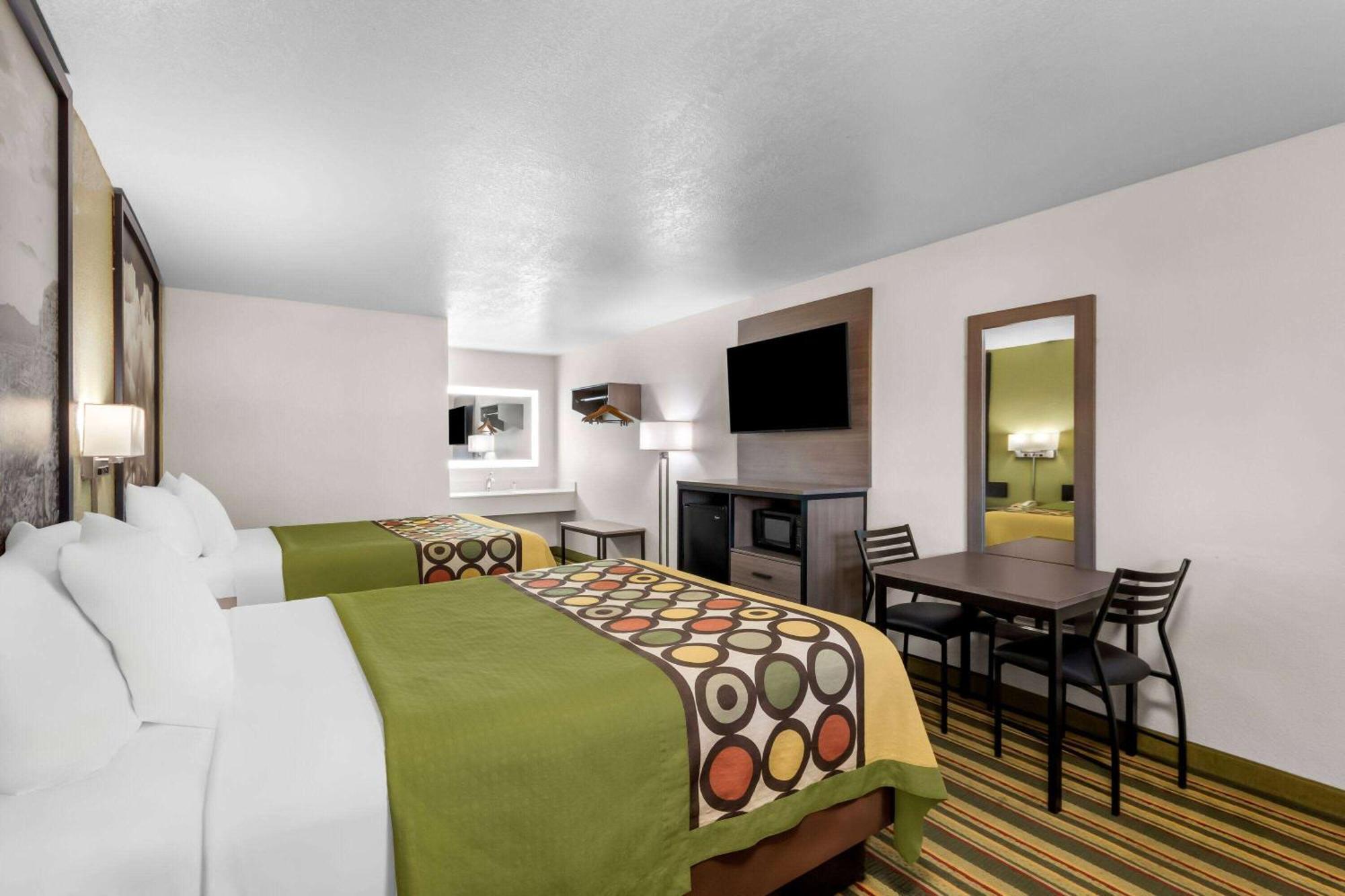 Super 8 By Wyndham Pleasanton Motel Eksteriør bilde