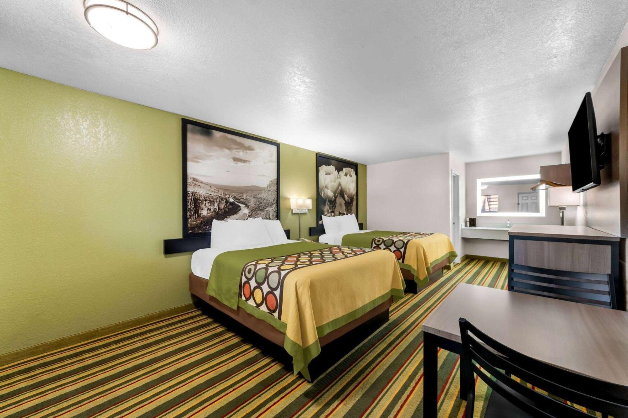 Super 8 By Wyndham Pleasanton Motel Eksteriør bilde