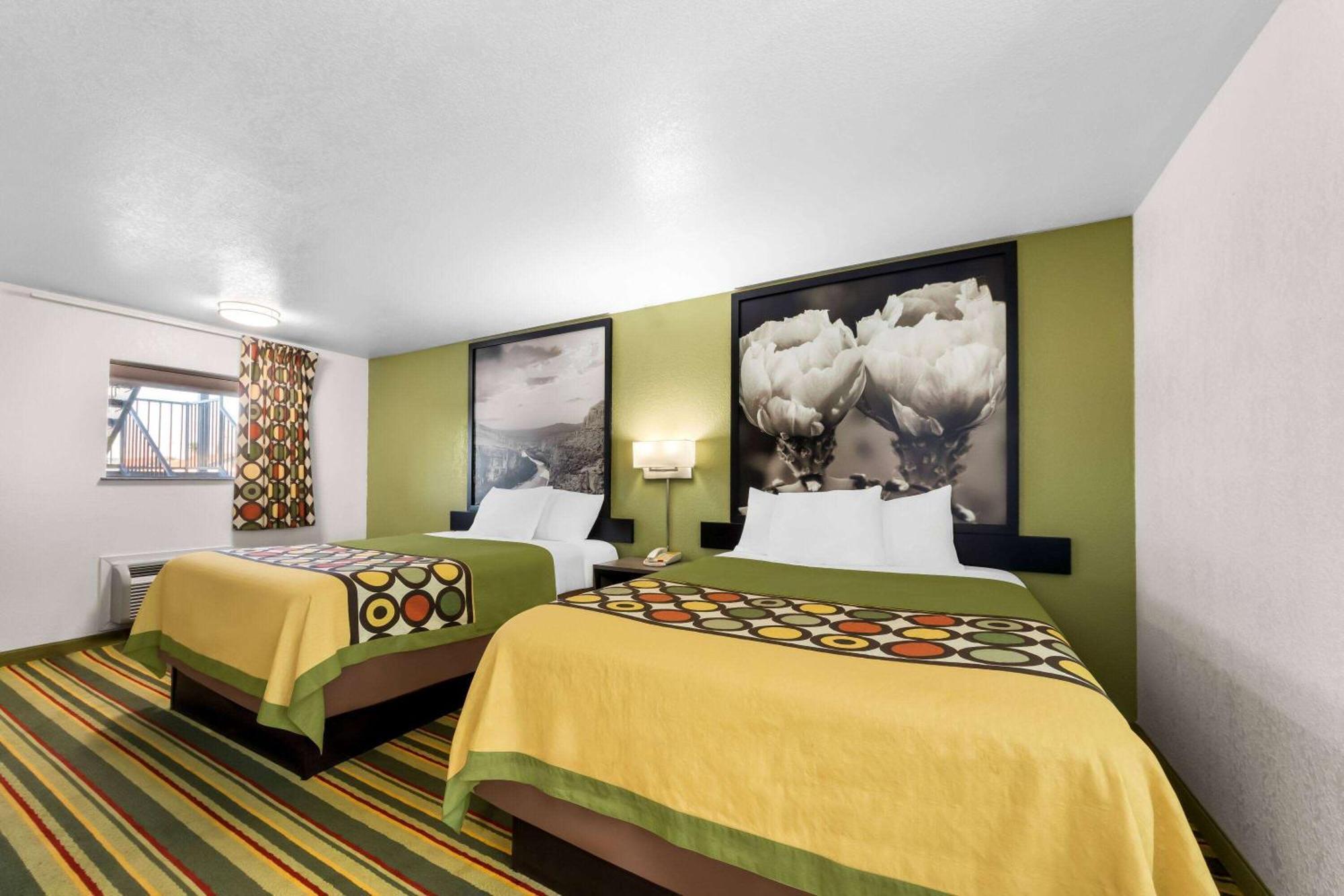 Super 8 By Wyndham Pleasanton Motel Eksteriør bilde