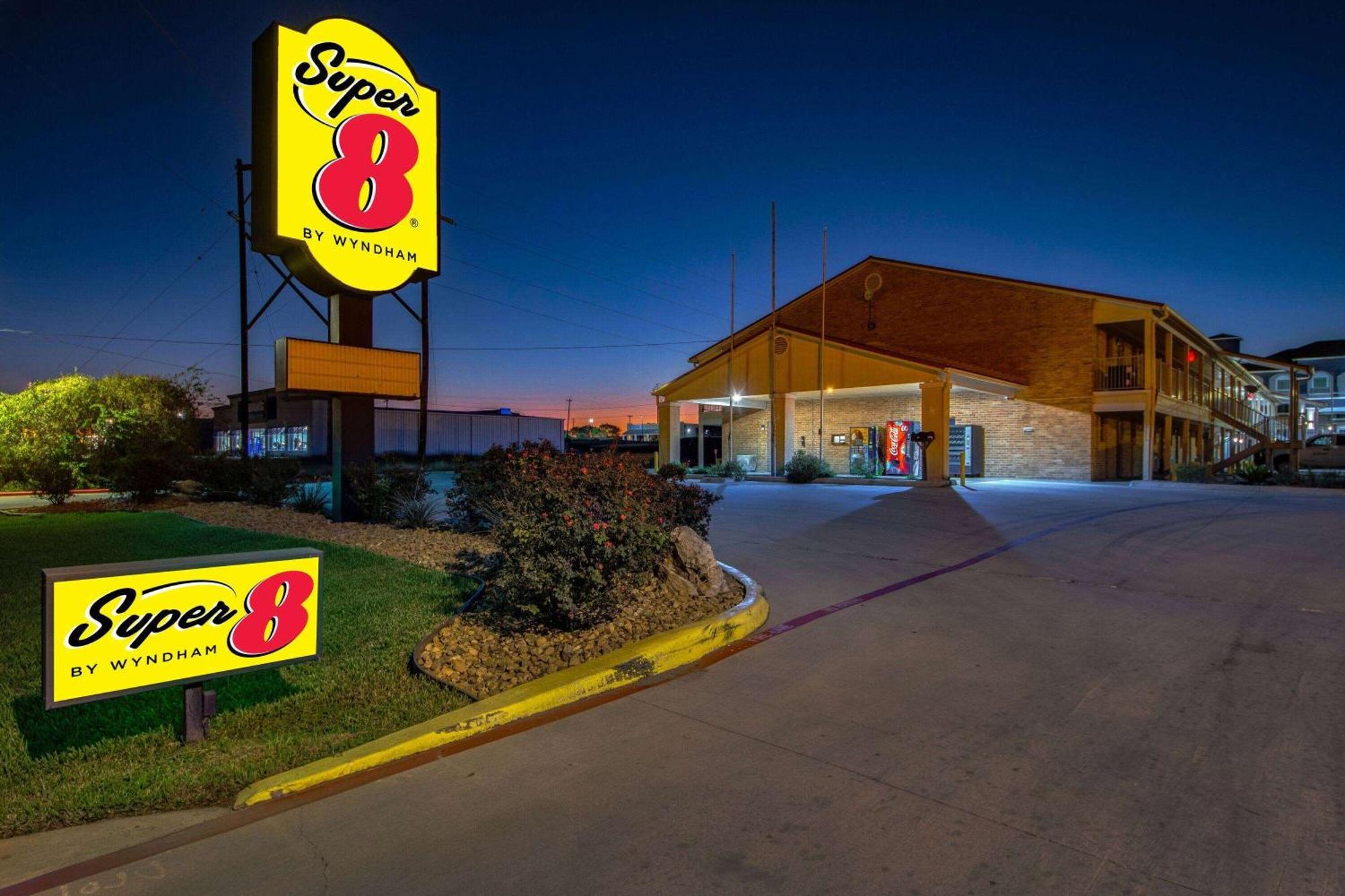 Super 8 By Wyndham Pleasanton Motel Eksteriør bilde