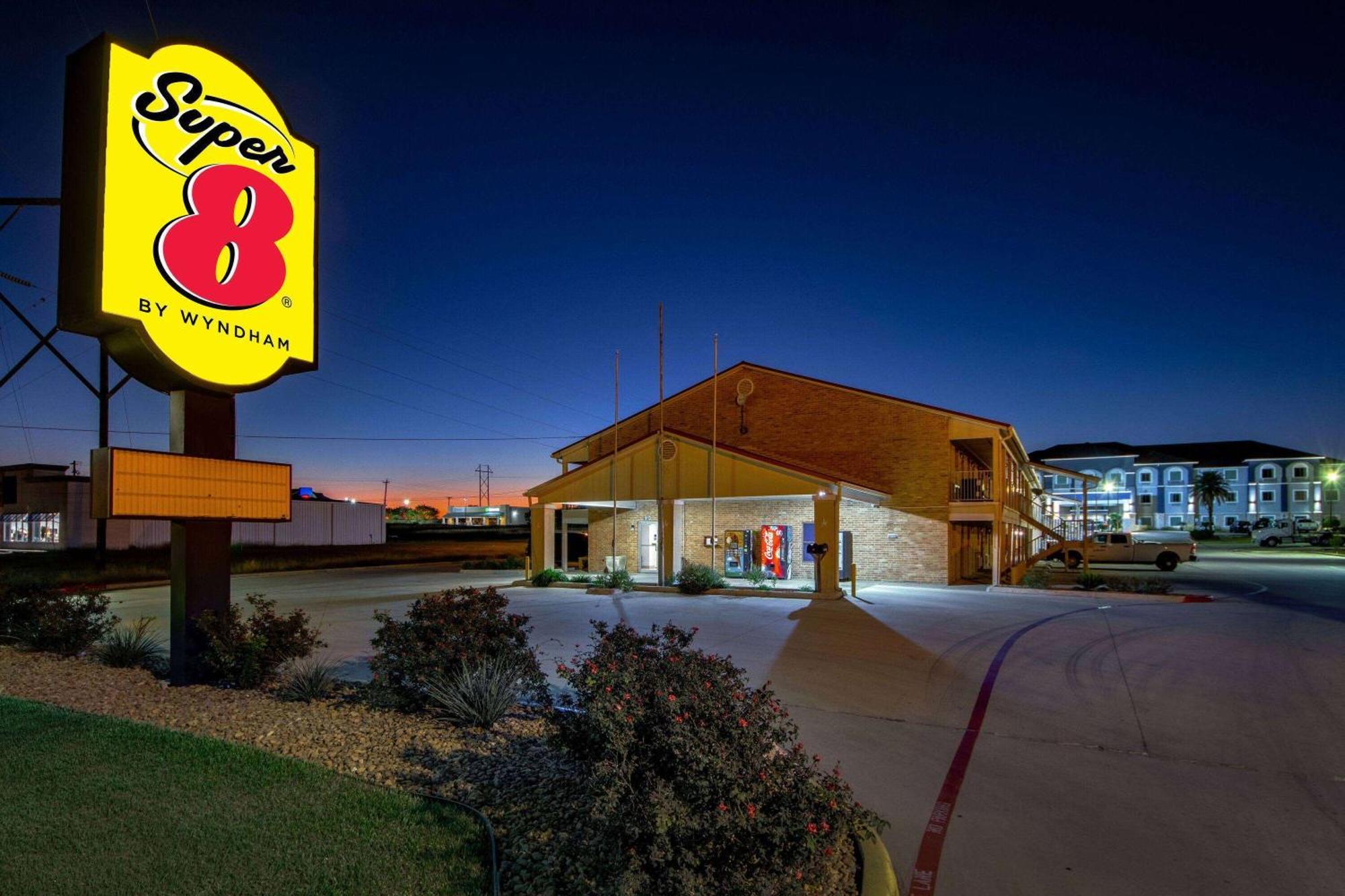Super 8 By Wyndham Pleasanton Motel Eksteriør bilde