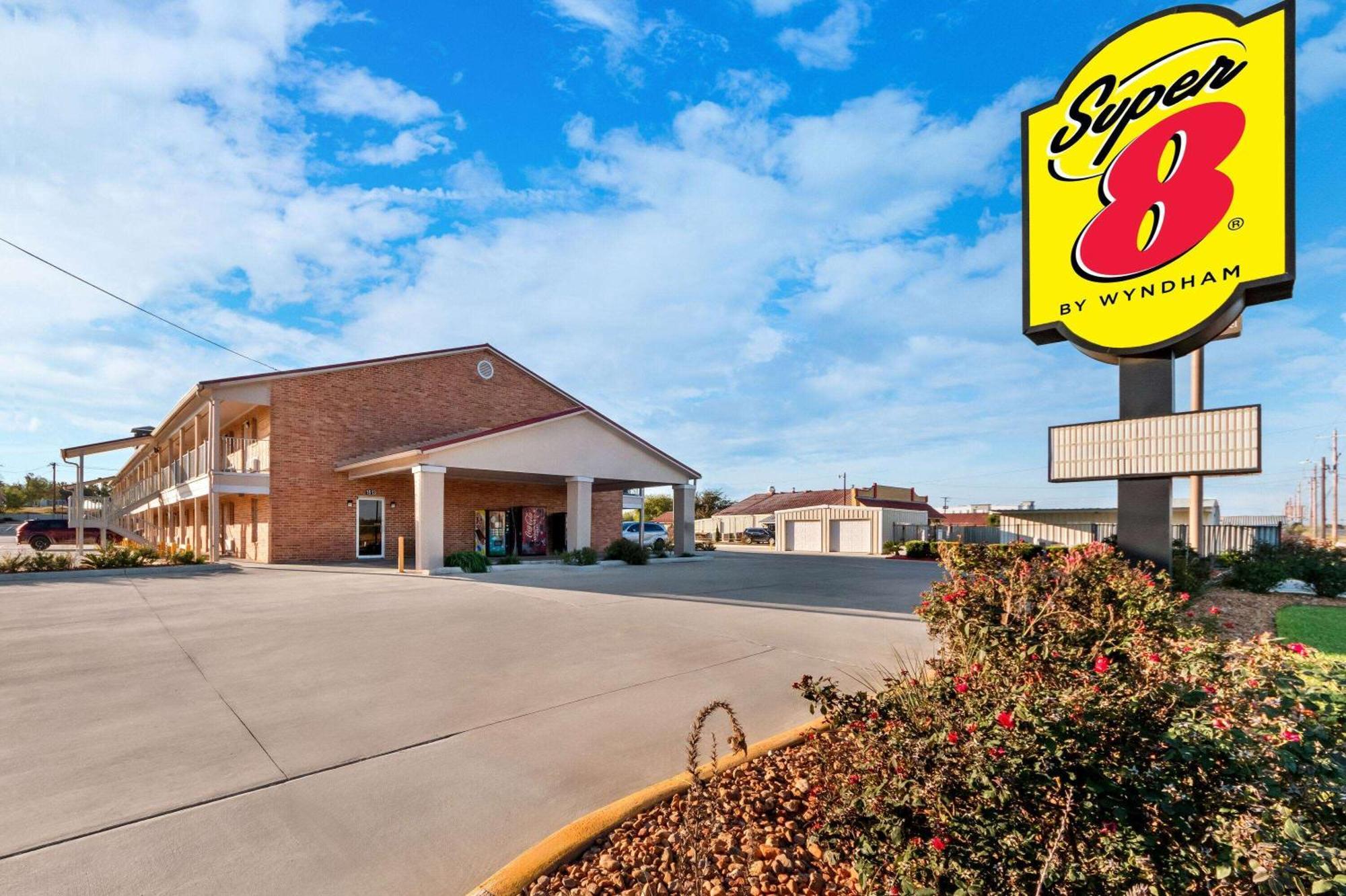 Super 8 By Wyndham Pleasanton Motel Eksteriør bilde