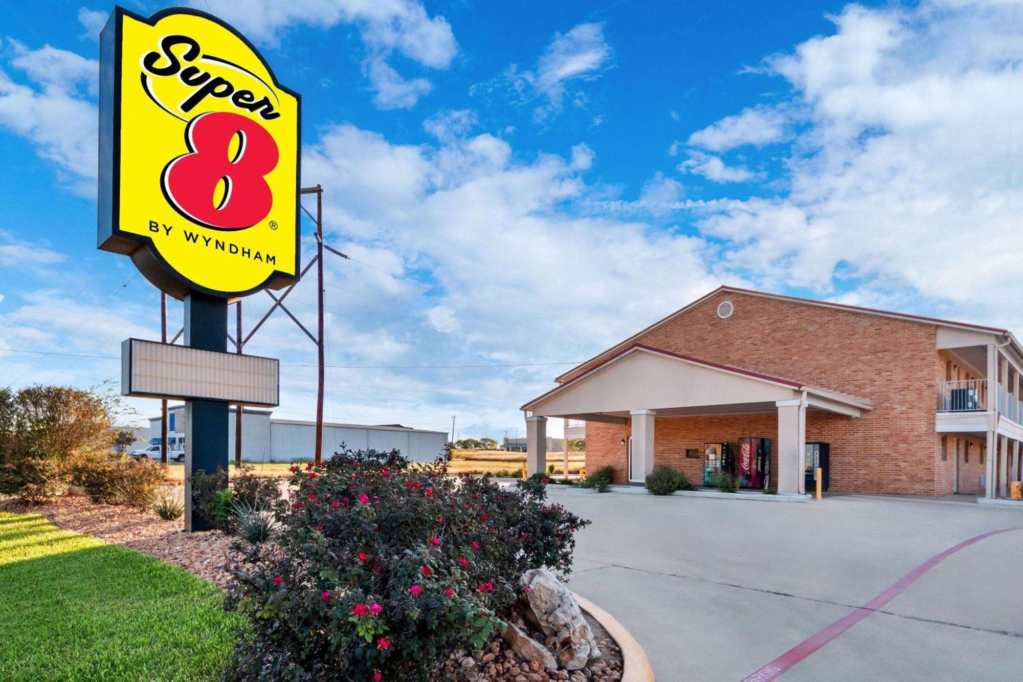 Super 8 By Wyndham Pleasanton Motel Eksteriør bilde
