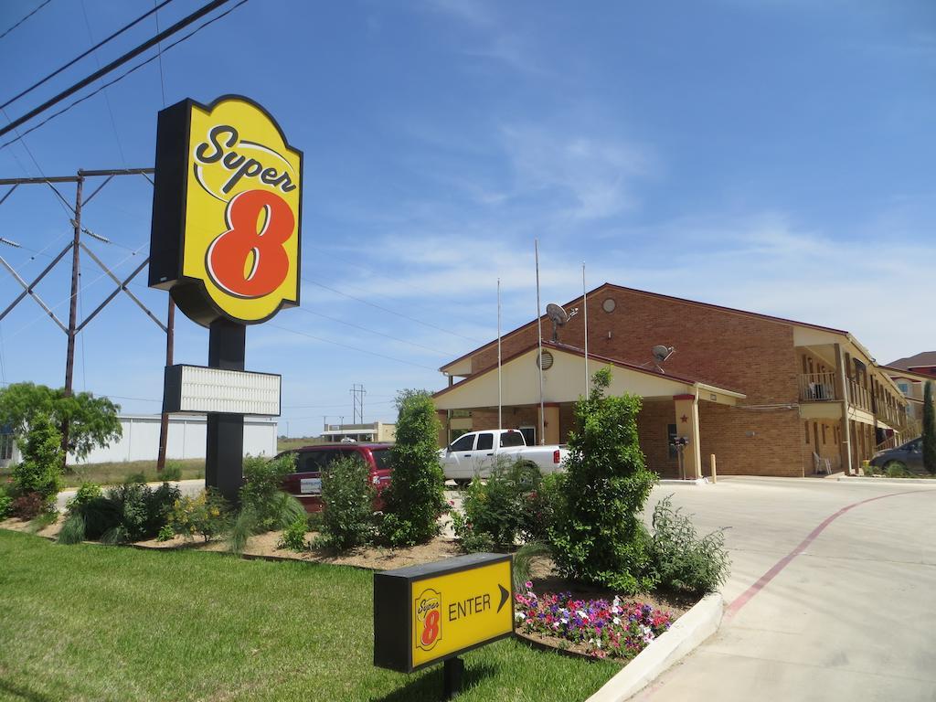 Super 8 By Wyndham Pleasanton Motel Eksteriør bilde